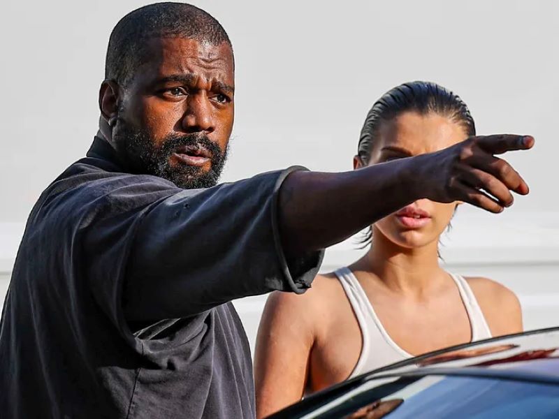 KANYE WESTLE INDICA A LOS PAPARAZZI Cómo fotografiarlo a él y a su esposa