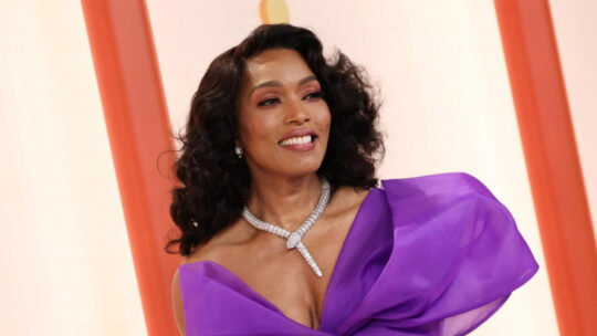 Angela Bassett recibe un óscar en los Governors Awards