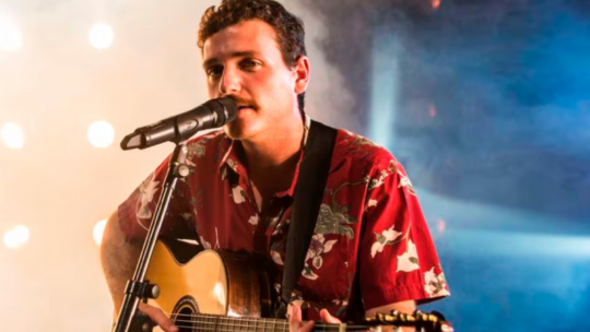 Muere el cantautor Diego Gallardo por una bala perdida tras violencia en Ecuador