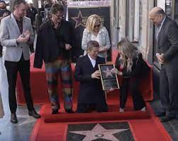 El inmenso Willem Dafoe recibe su estrella en el Paseo de la Fama de Hollywood
