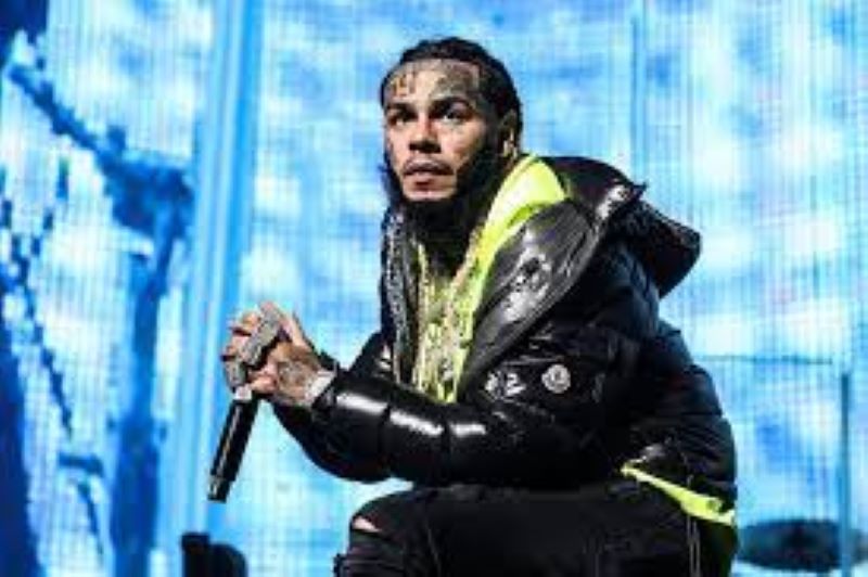 Fiscal del DN le ocupo a Tekashi un celular en la celda amedentrando los testigos