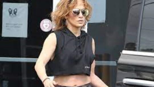 Jennifer López parece otra sin sus extensiones