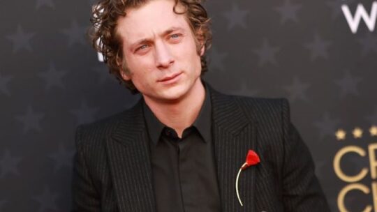 Jeremy Allen White, el nuevo amor de Rosalía, se lleva el Emmy por la serie “The Bear”