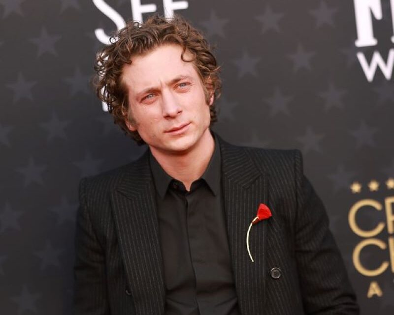 Jeremy Allen White, el nuevo amor de Rosalía, se lleva el Emmy por la serie “The Bear”