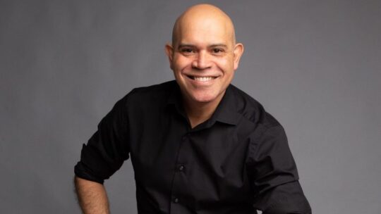 El maestro Amaury Sánchez anuncia el estreno del musical Rock of Ages (La era del Rock)
