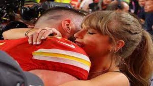 Taylor Swift junto a Travis Kelce celebra el triunfo de Kansas City en el Super Bowl LVIII