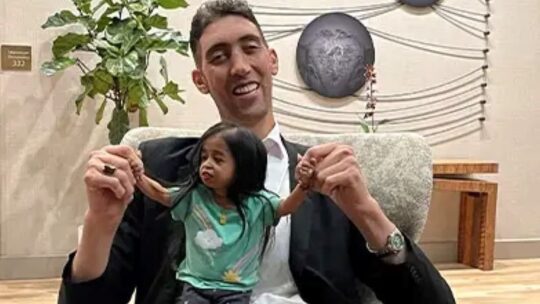 El hombre más alto y la mujer más baja del mundo se reúnen en EE UU para un proyecto «ultrasecreto»