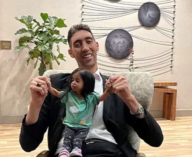 El hombre más alto y la mujer más baja del mundo se reúnen en EE UU para un proyecto «ultrasecreto»