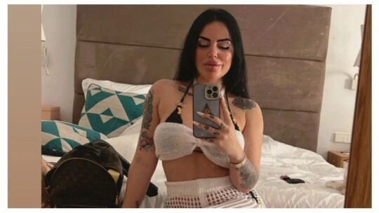 Modelo toma su propia sangre y revelo por que