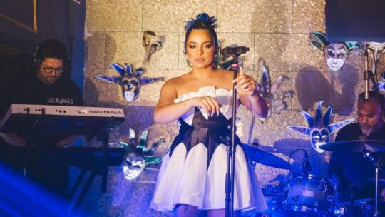 Lee Burgos brilla durante encuentro íntimo con su público