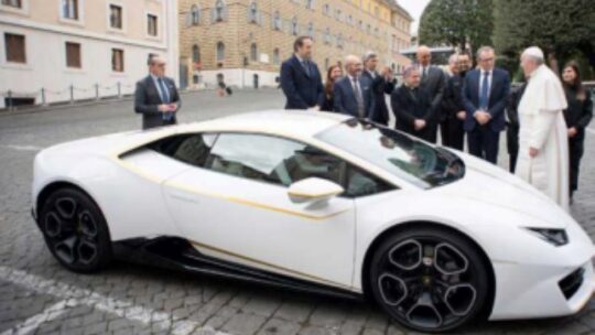 Fanático le regala un Lamborghini al Urbano TYS porque su música lo ayudo a superarse