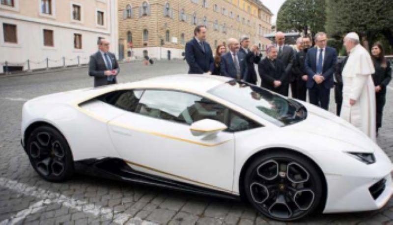 Fanático le regala un Lamborghini al Urbano TYS porque su música lo ayudo a superarse
