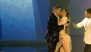 El beso de Hony Estrella en la boca a Eddy Herrera en Premios Soberano 2024