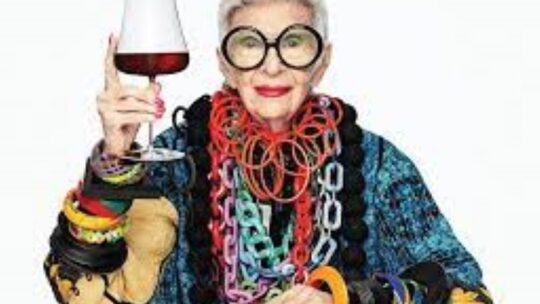 La ícono de la moda Iris Apfel murió a los 102 años ¿Cuál fue su secreto de larga vida?