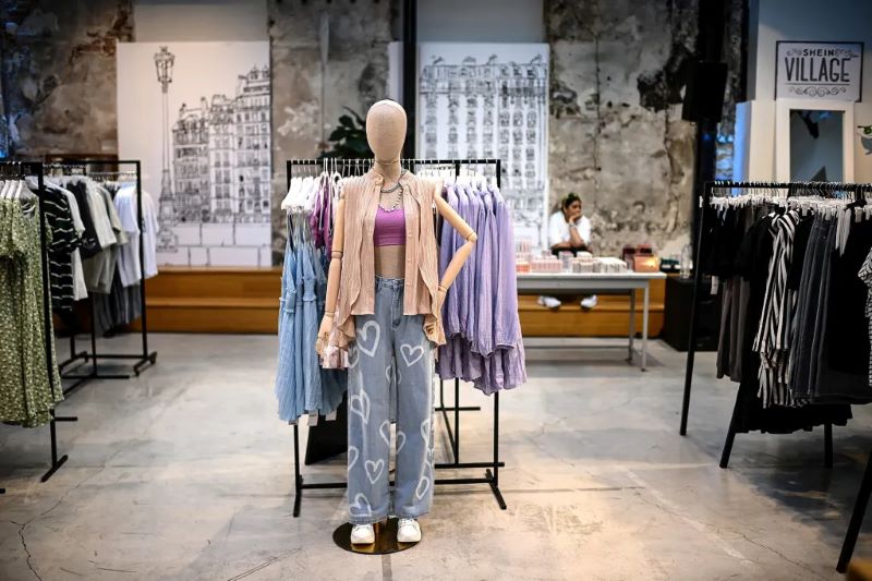 Avanza ley en Francia que penaliza la Fast Fashion