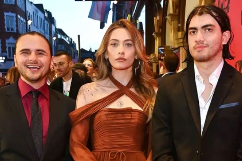 Hijos de Michael Jackson se encuentran en un evento público por primera vez