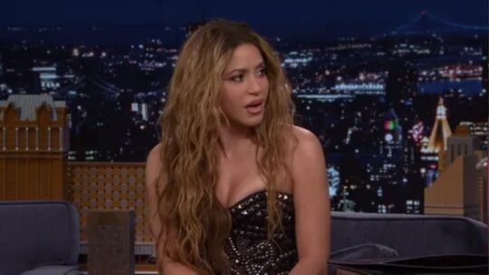 Shakira paraliza Times Square con un concierto gratuito de treinta minutos