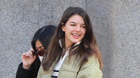 Hija de Tom Cruise alcanza los 18 años con más de una década alejada de su padre