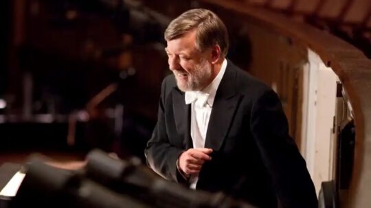 Muere  director de orquesta Britanico Andew Davis a los 80 años