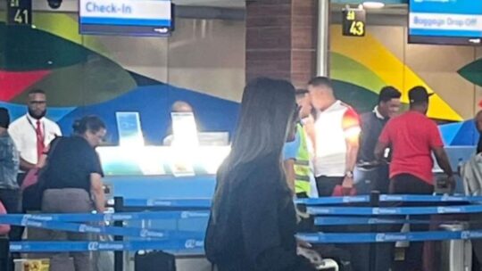 Captan a Carolina Aquino salir del país tras vincularla sentimentalmente con DJ Adoni