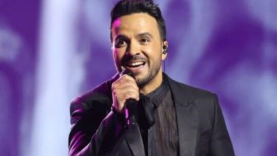 A Luis Fonsi le «cansa» hablar de Adamari López y pide respeto para su esposa