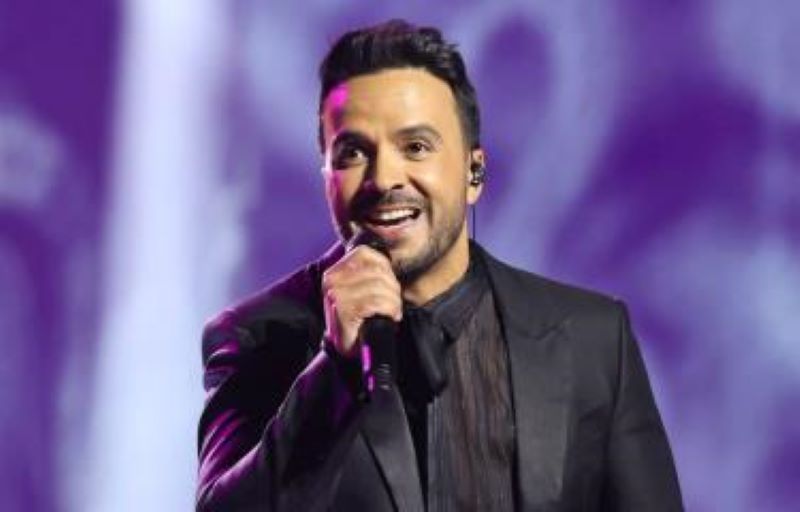 A Luis Fonsi le «cansa» hablar de Adamari López y pide respeto para su esposa