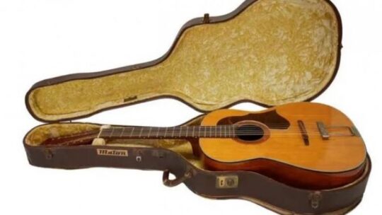 Guitarra con la que John Lennon grabó ‘Help!’, fue hallada en un desván esta en subasta