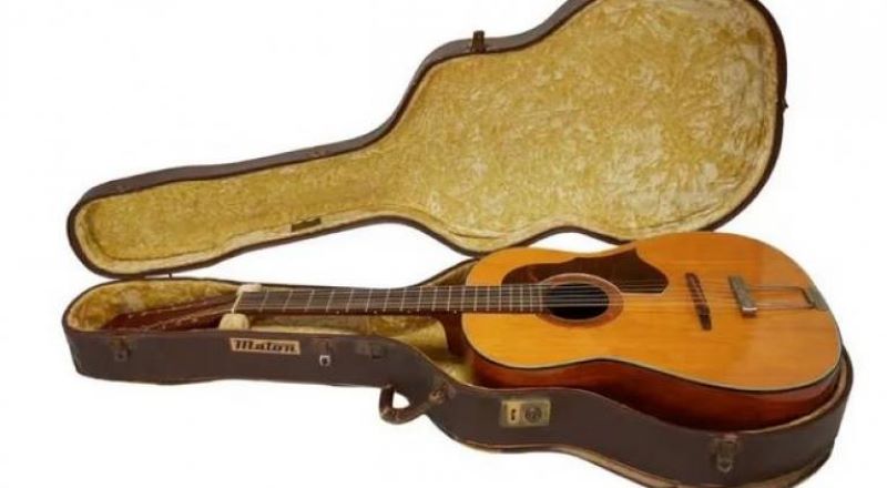 Guitarra con la que John Lennon grabó ‘Help!’, fue hallada en un desván esta en subasta