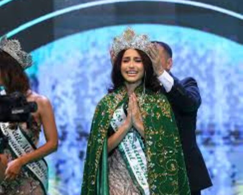 Dominicana Emely Bierys gana como Virreina Miss Petite Mesoamérica 2024 en El Salvador