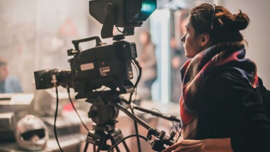 Mujeres quintuplican a hombres en empleo de arte y recreación