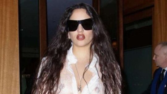 Rosalía se suma a la moda de usar ‘blusas transparentes’