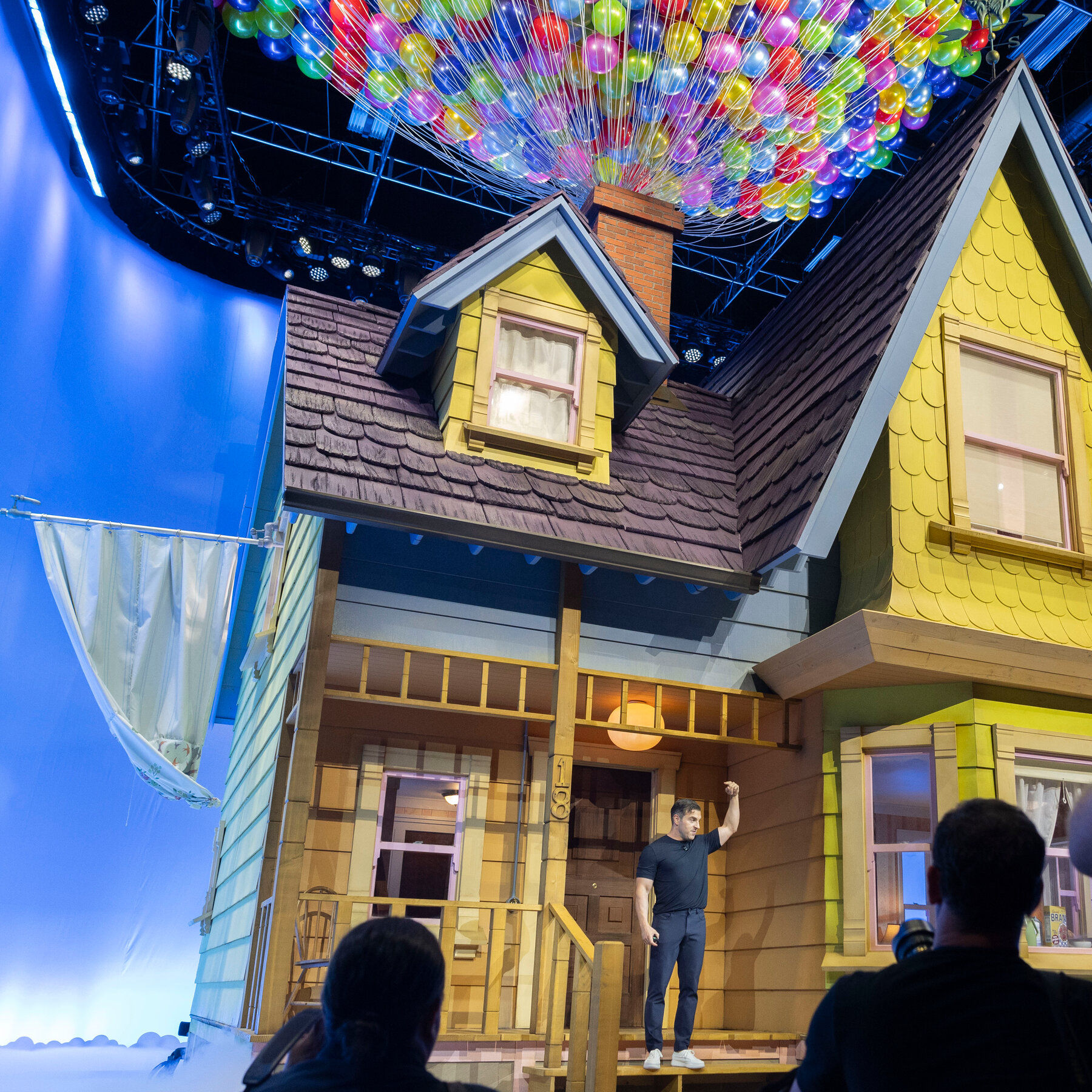 AIRBNB lanza icónica propuesta recreando la casa de la película UP en ...