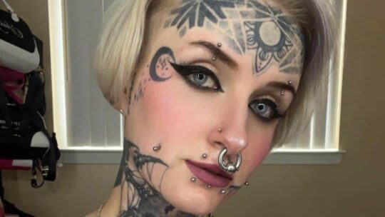 Joven fue rechazada en un empleo por sus tatuajes según ella