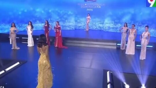 Candidatas deslumbran con trajes de gala en el Miss RD 2024
