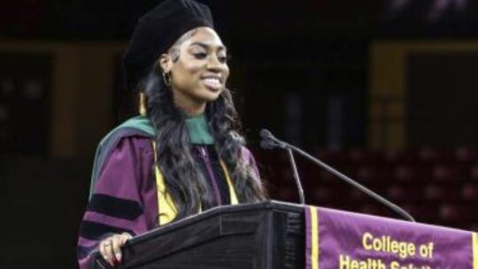 Adolescente de Chicago obtiene un doctorado a los 17 años ingreso a la universidad a los 10