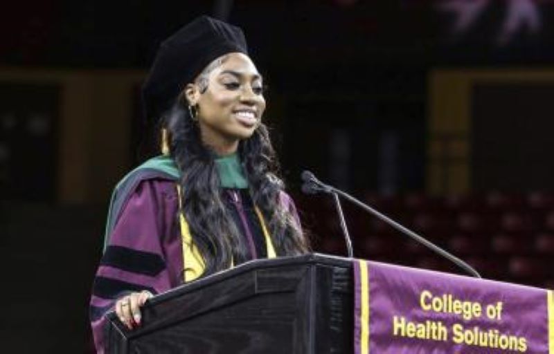 Adolescente de Chicago obtiene un doctorado a los 17 años ingreso a la universidad a los 10