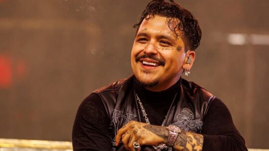 Christian Nodal reemplazo sus dientes reales por diamantes