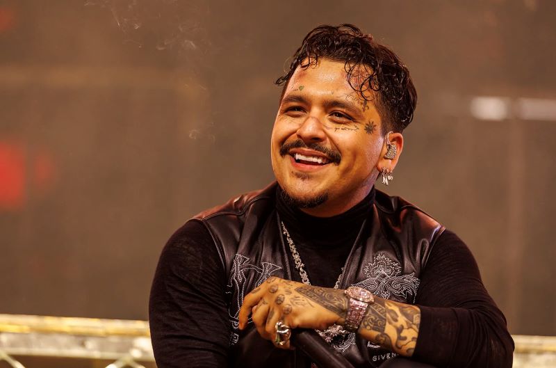 Christian Nodal reemplazo sus dientes reales por diamantes