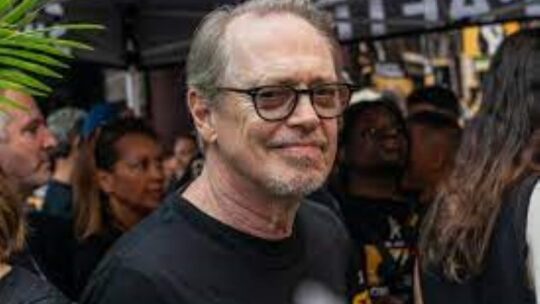 Atacan al actor Steve Buscemi mientras caminaba en Ny