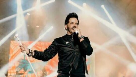 Con un concierto a casa llena en la Gran Arena del Cibao, el artista Manny Cruz cerró con broche de oro