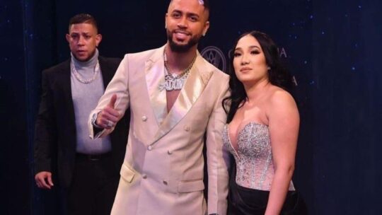 Dj Adoni desfila junto a su esposa en los Premios Heat: «El amor por siempre»