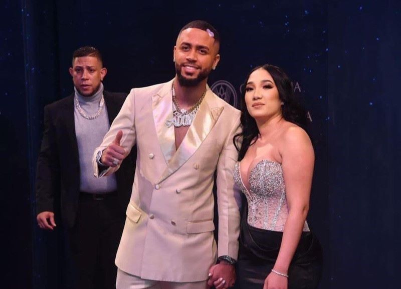 Dj Adoni desfila junto a su esposa en los Premios Heat: «El amor por siempre»