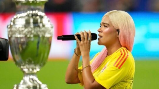 Karol G canta el himno de Colombia en la final de la Copa América