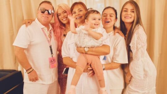 Karol G comparte foto con su familia: «Son mi felicidad, mi pilar»