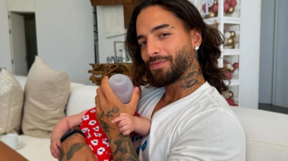 Maluma genera controversia en redes sociales por video cortándole el cabello a su hijo