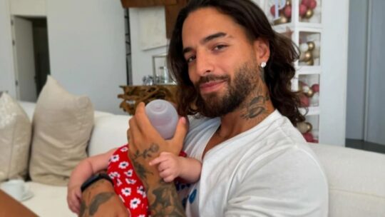 Maluma genera controversia en redes sociales por video cortándole el cabello a su hijo