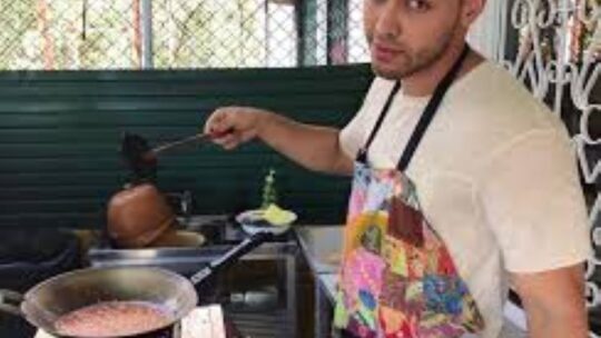 Prince Royce muestra sus dotes en la cocina