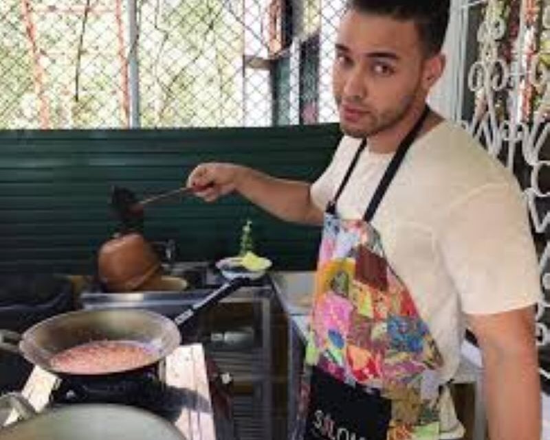 Prince Royce muestra sus dotes en la cocina