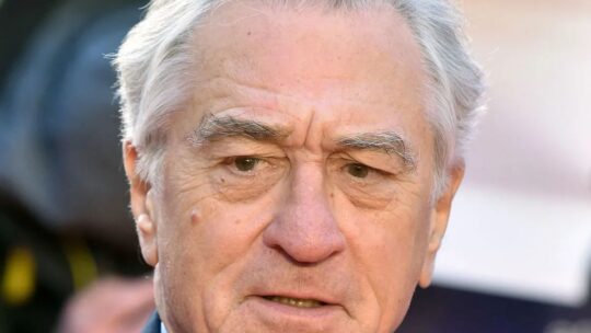 Robert De Niro celebró sus 81 década lanzándose al mar desde un lujoso yate