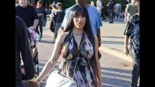 En medio de proceso de divorcio, Cardi B anuncia su tercer embarazo